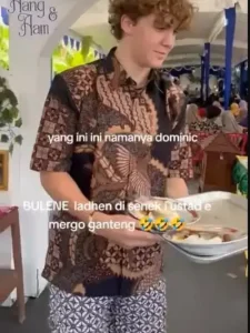 Viral 2 Pria WNA Pakai Sarung Dan Peci Di Acara Nikah