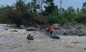 Bocah Di Cianjur Terjebak 2 Jam Di Dalam Sungai Yang Meluap