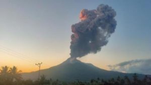 Viral Gunung Lewotobi Laki-Laki Meletus