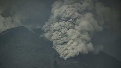 Viral Gunung Lewotobi Laki-Laki Meletus