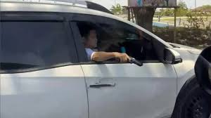 Aksi Pria Tembak Ban Pajero Sport Di Jalan