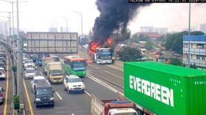 Bus Rombongan Anak TK Terbakar Di Tol Becakayu