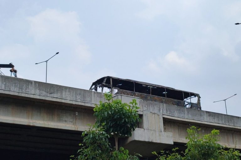 Bus Rombongan Anak TK Terbakar Di Tol Becakayu