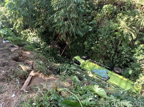 Tak Kuat Menanjak Truk Muatan Material Terjun Ke Jurang