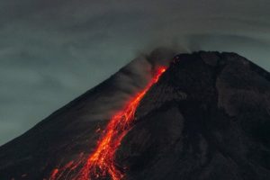 Viral Detik - Detik Gunung Merapi Luncurkan Lava Panas