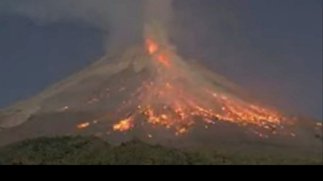 Gunung Merapi Luncurkan Lava Panas