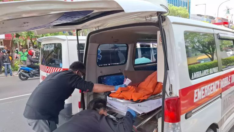 Satu Orang Tewas Akibat Mobil Boks Tabrak Truk Semen di Cirebon