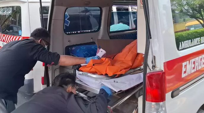 Satu Orang Tewas Akibat Mobil Boks Tabrak Truk Semen di Cirebon