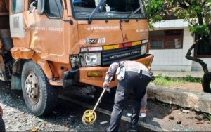 Truk Tronton Tabrak Enam Kendaraan di jakarta: Dua Orang Tewas