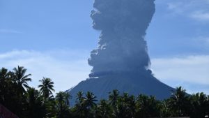 Gunung Ibu di Maluku Utara Erupsi: Keluarkan Sinar Api 350 Meter