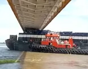 Kapal Tongkang Hanyut dan Tersangkut di Jembatan Kali CBL