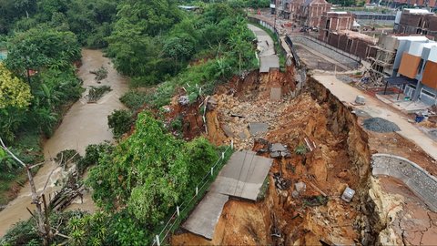 Tebing Longsor Akibat Hujan Deras Jembatan Putus di bogor