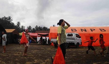 Gunung Ibu di Maluku Utara Erupsi: Keluarkan Sinar Api 350 Meter