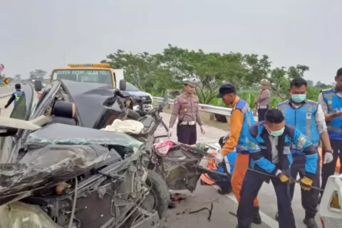 HR-V Tabrak Tronton di Tol Krian 2 Wanita-1 Anak Tewas