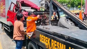 Satu Orang Tewas Akibat Mobil Boks Tabrak Truk Semen di Cirebon