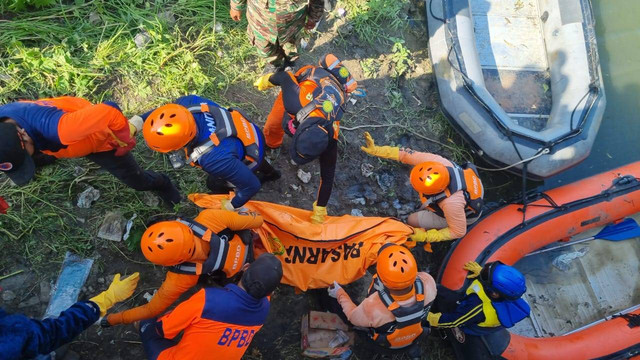 Balita Hanyut Di Selokan Di temukan Dalam Kondisi Meninggal Di Surabaya