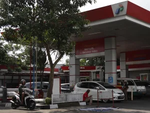 Honda Brio Menabrak Cortez Saat Mundur Di Area Parkir SPBU Di Jateng