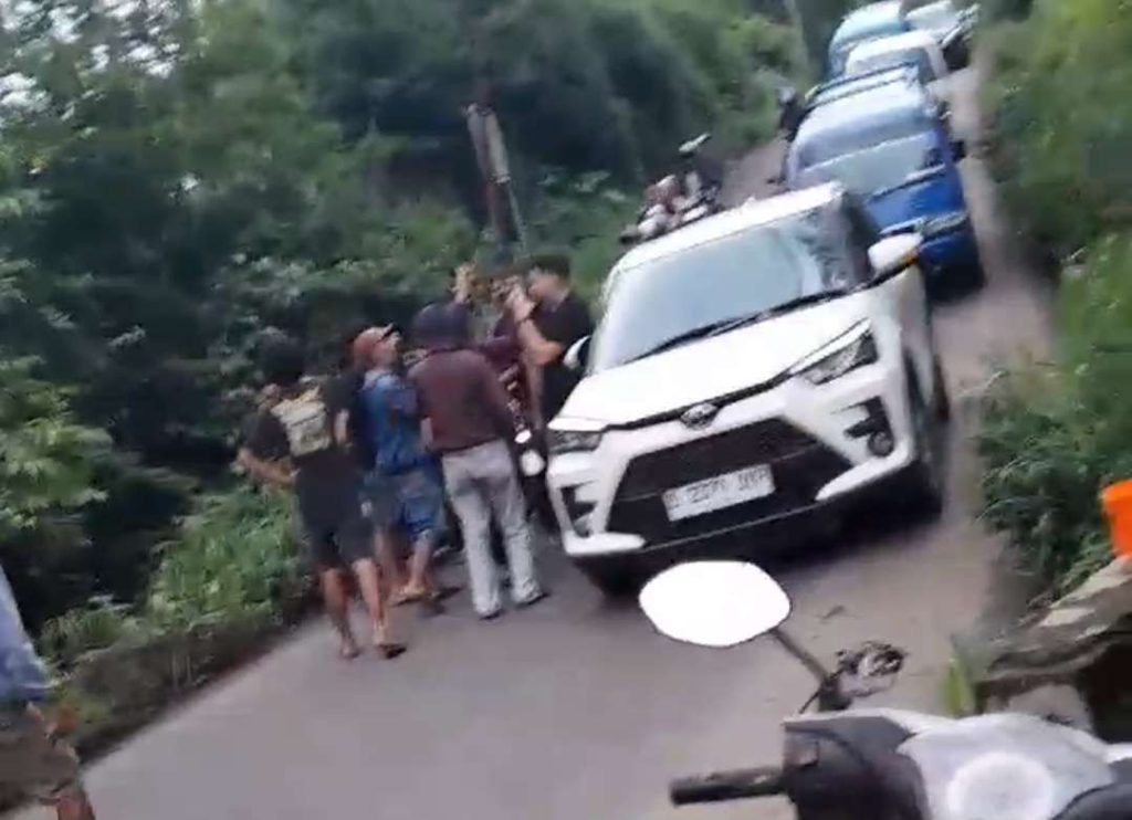 2 Pak Ogah Pukul Pemobil di Puncak Megamendung Bogor