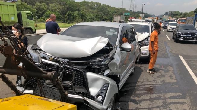 Kecelakaan Beruntun di Tol Arah Cikampek Km 36 Di Jakarta