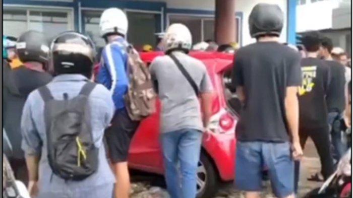 Honda Brio Menabrak Cortez Saat Mundur Di Area Parkir SPBU Di Jateng