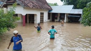 Perempuan Hilang Terseret Arus Banjir Bandang di Sumbawa Barat