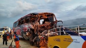 Rombongan Siswa Smp Kecelakaan Bus Terbalik di Tol Malang