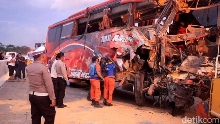 Rombongan Siswa Smp Kecelakaan Bus Terbalik di Tol Malang