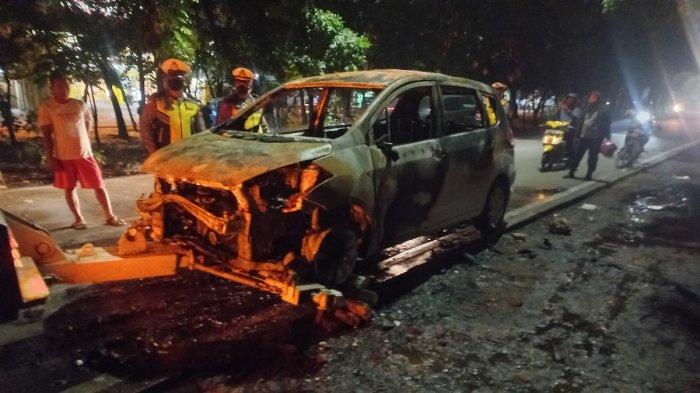 Kebakaran Mobil Minibus di Kediri Ganggu Arus Lalu Lintas